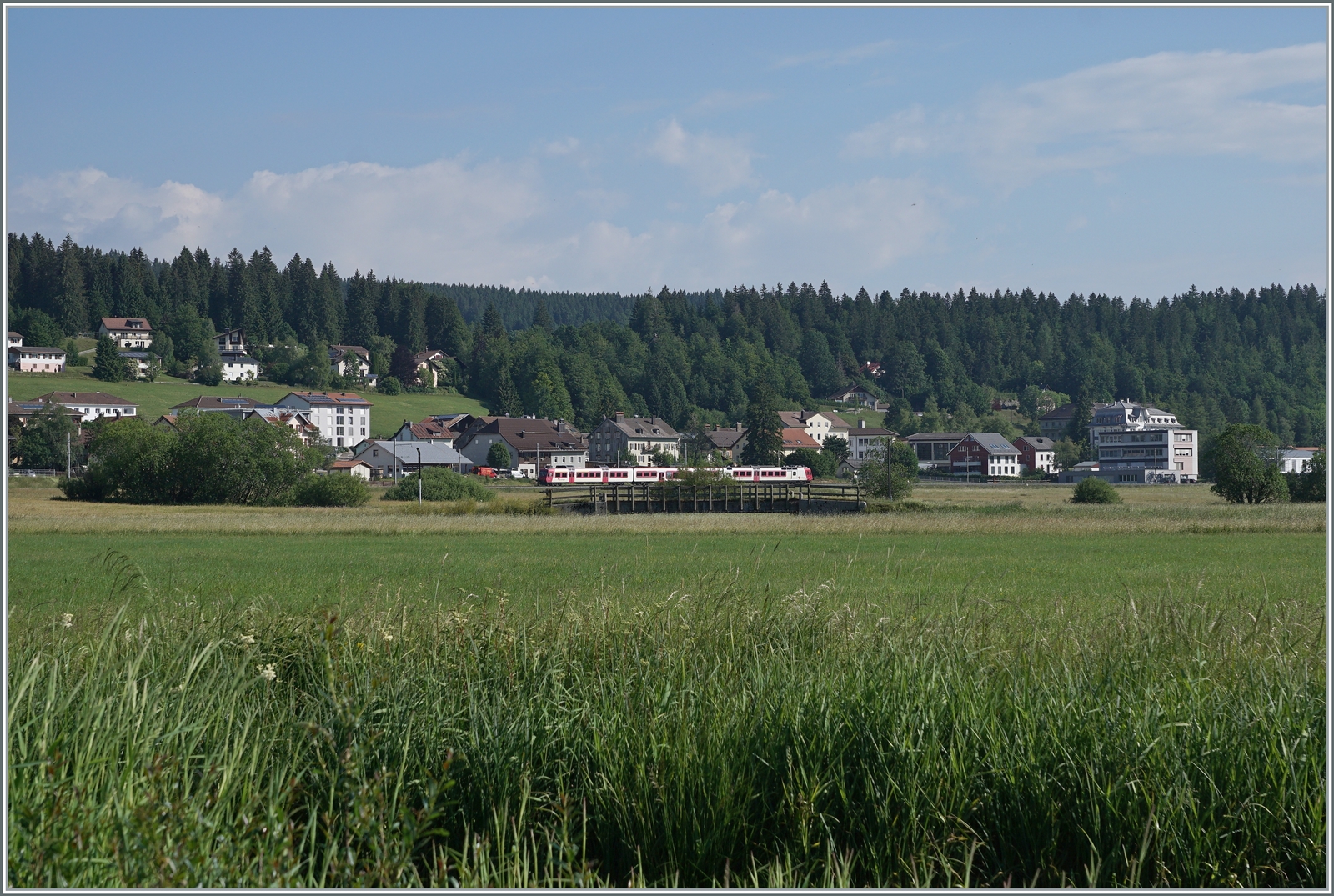 Kurz vor der Umstellung auf das neue Betriebskonzept mit den direkten Zügen Le Brassus - Aigle: Der TRAVYS RBDe 560 385-7 (RBDe 560 DO TR 94 85 7560 385-7 CH-TVYS)  Lac de Joux  ist als Regionalzug 6011 von Vallorbe nach Le Brassus unterwegs und konnte kurz vor seiner Ankunft in Le Brassus fotografiert werden.

16. Juni 2022 