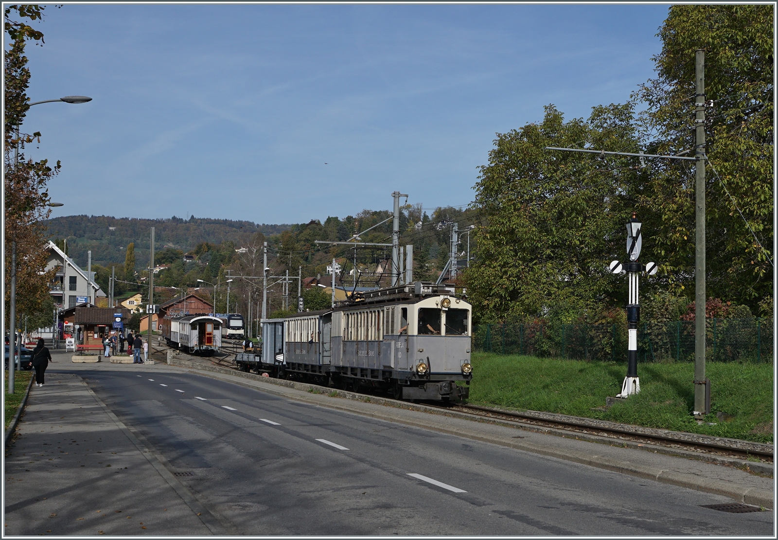  La DER de la Saison!  (Saisonabschlussfeier der Blonay-Chamby Bahn 2022):  ein wunderschöner LLB Zug verlässt Blonay in Richtung Chamby: LLB ABFe 4/2 10 (1914), LLB BC4 N° 22 (1915), LLB K 40 (1915) und LLB M 51 (1915). Im Hintergrund ist die Ge 4/4 81 mit ihrem Zug aus Chaulin zu sehen, die unmittelbar vor der Abfahrt des LLB in Blonay eingetroffen ist. 

29. Okt. 2022