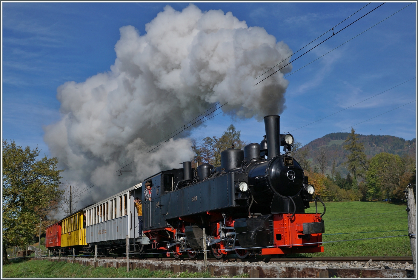 La DER de la Saison 2024! / Das Saison Ende 2024 der Blonay-Chamby Bahn - Die SEG G 2x 2/2 105 ist mit dem Riviera Belle Epoque Exprsss von Vevey nach Chaulin unterweg und erreicht in wenigen Minuten Chamby. Sehr eindrücklich ist die prächtige Rauchfahne der Dampflok auf der Fahrt über die doch recht beträchtliche Steigung.  

27. Oktober 2024