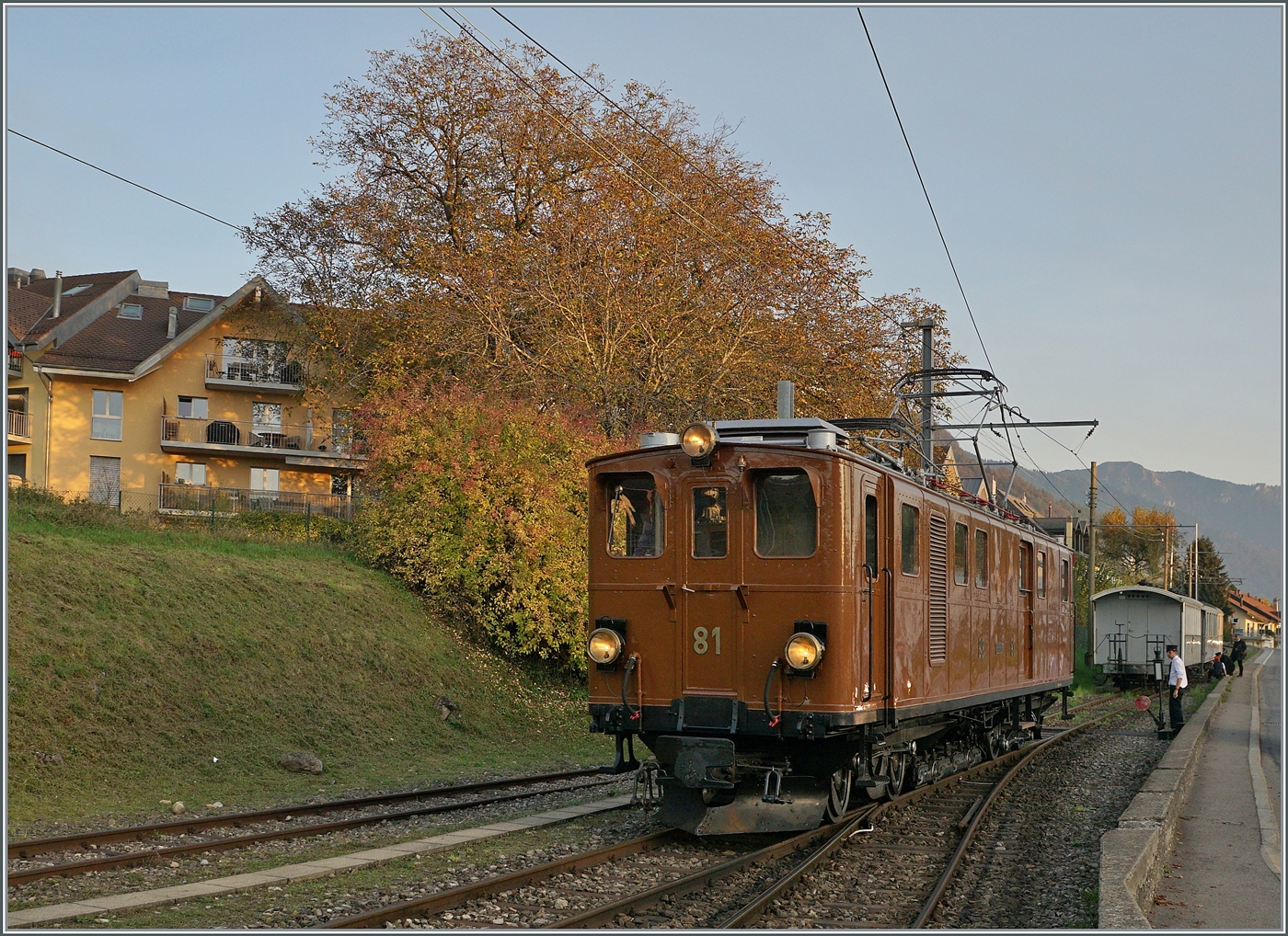 La DER de la Saison / Das Saison Ende der Blonay Chamby Bahn 2024 - Seit einigen Jahren zeigt die Blonay Chamby Bahn zum Saison Ende mit einem verdichteten Fahrplan noch einmal ihrer herrlichen Fahrzeuge im Einsatz. Zum Abschluss des Tages gab es für meinen Geschmack des Höhepunkt des Saisonabschlussfeier: Die RhB Ge 4/4 N° 81; die herrliche Lok rangiert in Blonay.

27. Okt. 2024