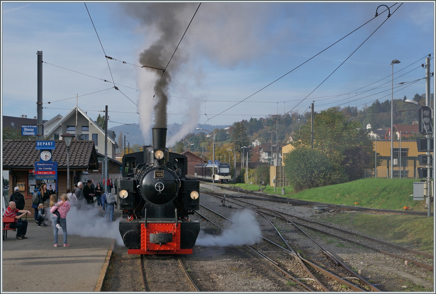 La DER de la Saison / Das Saison Ende der Blonay Chamby Bahn 2024 - Seit einigen Jahren zeigt die Blonay Chamby Bahn zum Saison Ende mit einem verdichteten Fahrplan noch einmal ihren herrlichen Fahrzeuge im Einsatz. Die SEG G 2x 2/2 105 der Blonay -Chamby Bahn setzt sich in Blonay wieder vor ihren Zug nach Chaulin. 

27. Okt. 2024