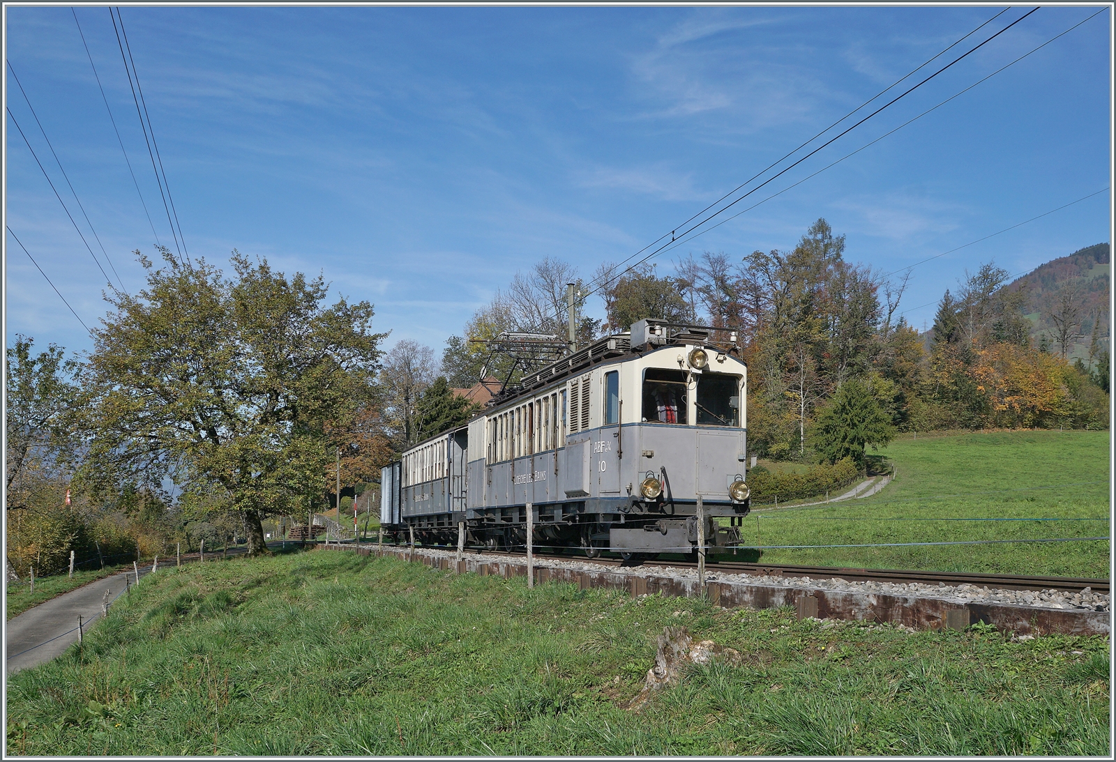  La DER de la Saison!  (Saisonabschlussfeier der Blonay-Chamby Bahn 2024) - Der als LLB ABFe 2/4 N° 10 angeschriebene BCFeh 4/4 der Blonay-Chamby Bahn ist mit seiner stilreinen LLB Garnitur bestehend aus den Wagen LLB AB4 N° 22 (1915) und einem gedeckten LLB Güterwagen K  (1915) auf dem Weg von Blonay nach Chamby und erreicht Chaulin. 

27. Oktober 2024