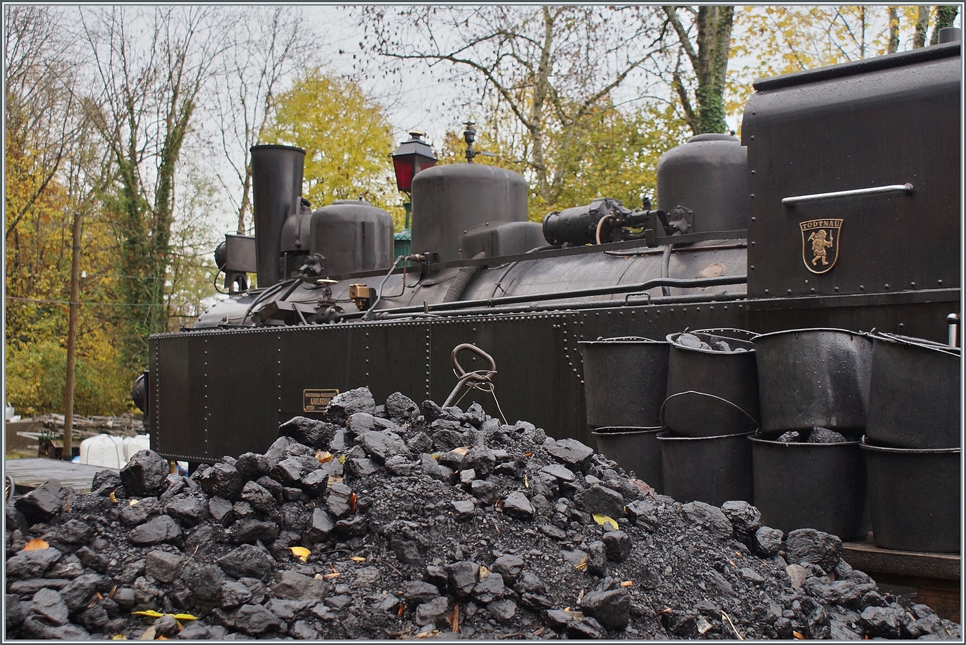 La DER de la Saison / Das Saison Ende der Blonay Chamby Bahn 2025 - Bei den feuchten Gleisen, ist für die Traktion der Dampfzüge die SEG G 2x 2/2 105 der Blonay Chamby Bahn sicher eine gute Wahl. Schon Stunden vor der Abfahrt wird die Lok für die Nachmittagszüge vorbereitet. 

25. Oktober 2025