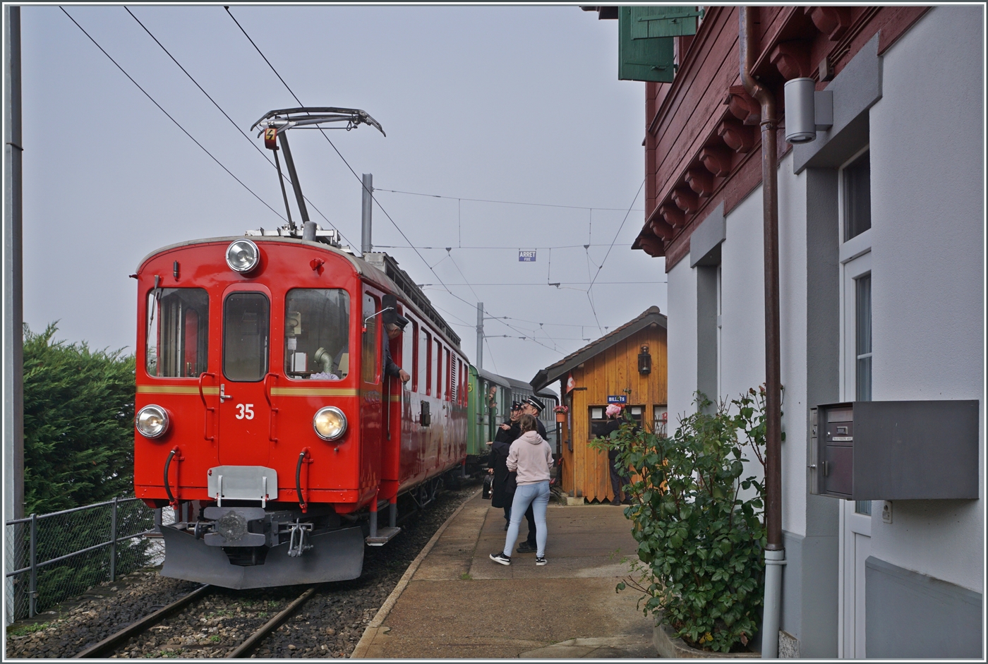 La DER de la Saison / Das Saison Ende der Blonay Chamby Bahn 2024 - Der RhB Abe 4/4 N° 35 der Blonay Chamby Bahn ist mit seinem Zug in Chamby angekommen. 

27. Oktober 2024