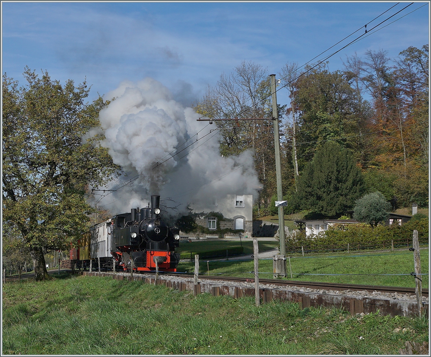 La DER du Blonay Chamby / Saisonabschuss 2024 - Die SEG G 2x 2/2 105 der Blonay Chamby Bahn ist mit ihrem Dampfzug bei Chaulin auf dem weg nach Chamby. 

27. Okt. 2024