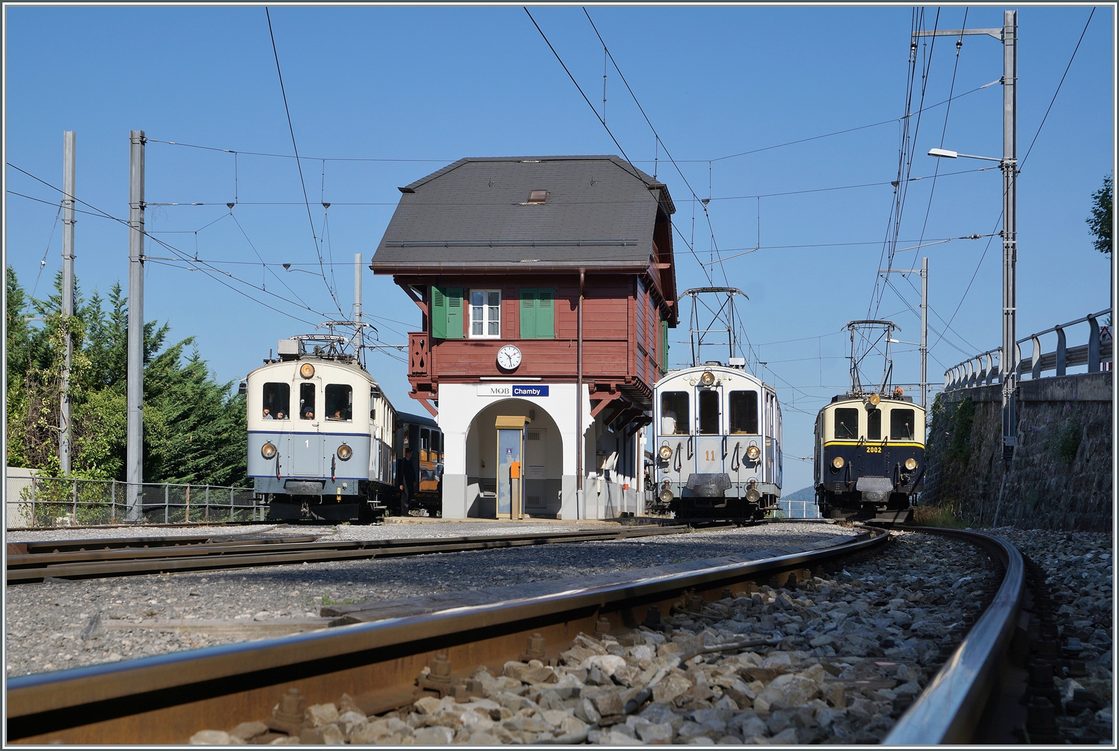  Le Chablais en fête  bei der Blonay Chamby Bahn. Die Eröffnung des ersten Teilstückes der Bex - Villars Bahn vor 125 Jahren, sowie die vor 80 Jahren erfolgte Fusion einiger Strecken im Chablais waren der Anlass zum diesjährigen Herbstfestivals  Le Chablais en fête. Als besondere Attraktion zeigt sich der ASD BCFe 4/4 N° 1  TransOrmonan  der TPC mit seinem B 35 als Gastfahrzeug. 

Eine grosse und bestens organisierte Überraschung gab es heute Morgen in Chamby: Das Bild zeigt den 1913 gebauten und 1940 umgebauten ASD BCFe 4/4 N° 1 auf der Fahrt von Blonay nach Chaulin (links im Bild) und die beiden MOB BCFe 4/4 N° 11 (Baujahr 1905) und DZe 6/6 2002 (Baujahr 1932), beide heute bei Blonay-Chamby Bahn, bei einer feinen Fahrzeugparade zwischen zwei MOB/MVR Zügen in Chamby. 

10. September 2023