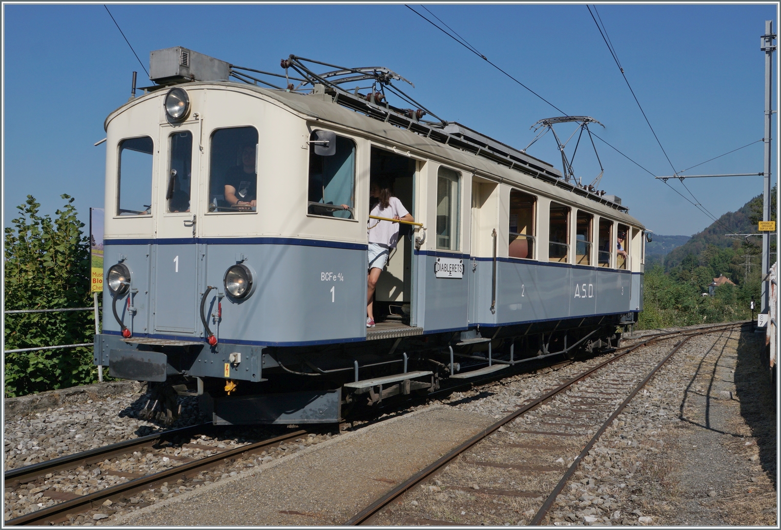  Le Chablais en fête  bei der Blonay Chamby Bahn. Die Eröffnung des ersten Teilstückes der Bex - Villars vor 125 Jahren, sowie die vor 80 Jahren erfolgte Fusion einiger Strecken im Chablais war der Anlass zum diesjährigen Herbstfestivals  Le Chablais en fête . Als besondere Attraktion zeigt sich der ASD BCFe 4/4 N° 1  TransOrmonan  der TPC mit seinem B 35 als Gastfahrzeug. Das Bild zeigt den 1913 gebauten und 1940 umgebauten BCFe 4/4 N° 1 als Solofahrt Chaulin - Chamby - Chaulin bei der Ankunft in Chamby.

10. September 2023