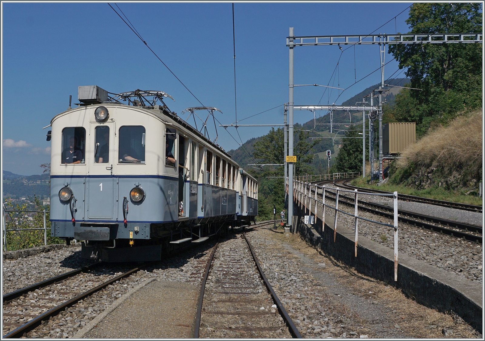  Le Chablais en fête  bei der Blonay Chamby Bahn. Die Eröffnung des ersten Teilstückes der Bex - Villars vor 125 Jahren, sowie die vor 80 Jahren erfolgte Fusion einiger Strecken im Chablais war der Anlass zum diesjährigen Herbstfestivals  Le Chablais en fête. Als besondere Attraktion zeigt sich der ASD BCFe 4/4 N° 1  TransOrmonan  der TPC mit seinem B 35 als Gastfahrzeug. Das Bild zeigt den 1913 gebauten und 1940 umgebauten BCFe 4/4 N° 1 bei der Ankunft in Chamby. 

9. September 2023