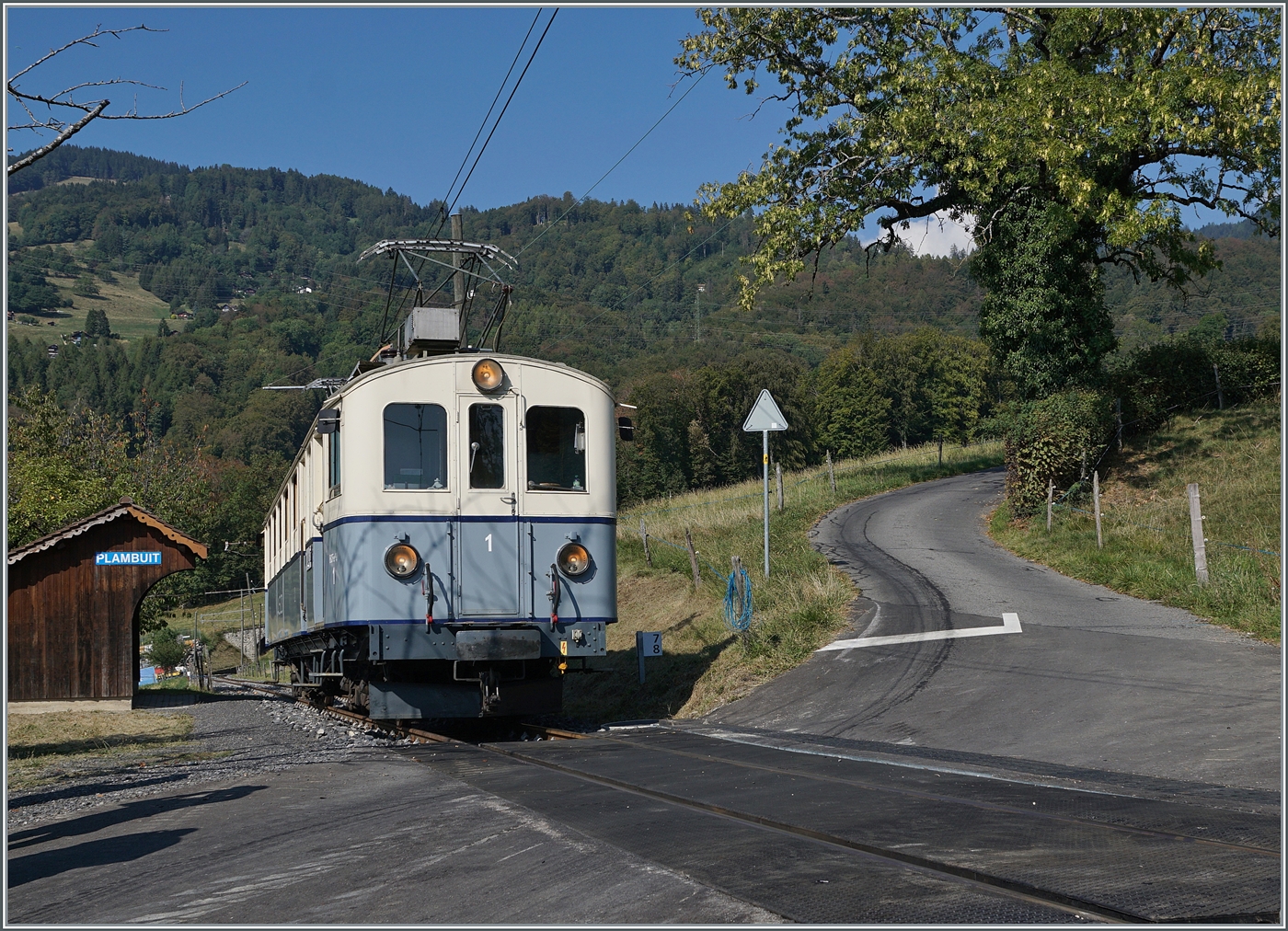 Le Chablais en fête  bei der Blonay Chamby Bahn. Der bestens gepflegte ASD BCFe 4/4 N° 1 bei seiner  Rund -Fahrt von Chaulin nach Cornaux und Chamby und zurück nach Chaulin beim Fotohalt in  Plambuit  resp. Cornaux.

9. Sept. 2023