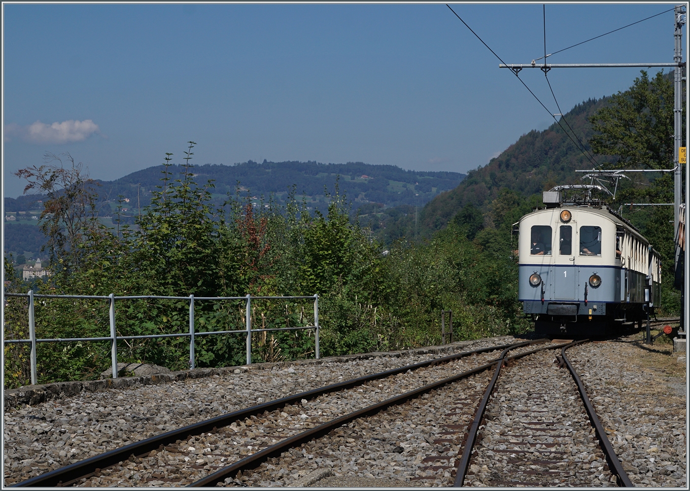  Le Chablais en fête  bei der Blonay Chamby Bahn. Der 1913 gebaute und 1940 umgebaute BCFe 4/4 N° 1 der ASD als Gast bei der Blonay-Chamby Bahn erreicht Chamby. Ganz links im Bild ist das Schloss von Blonay zu erkennen und somit der Ausgangspunkt der Blonay Chamby Bahn, welcher unweit des Schlosses beim Bahnhof liegt. 

9. September 2023