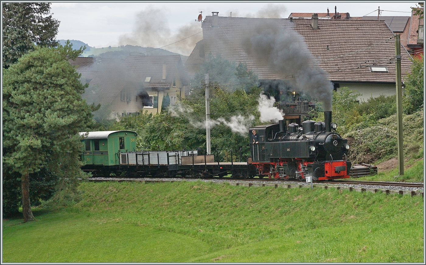 Les chemin de fer disparus - Die verschwundenen Bahnen (Zell - Todtnau 1889 1967) - Die SEG G 2x 2/2 105 der Blonay - Chamby Bahn hat mit ihrem Güterzug 10573 Blonay verlassen und dampft nun in Richtung Chaulin. 

14. September 2025