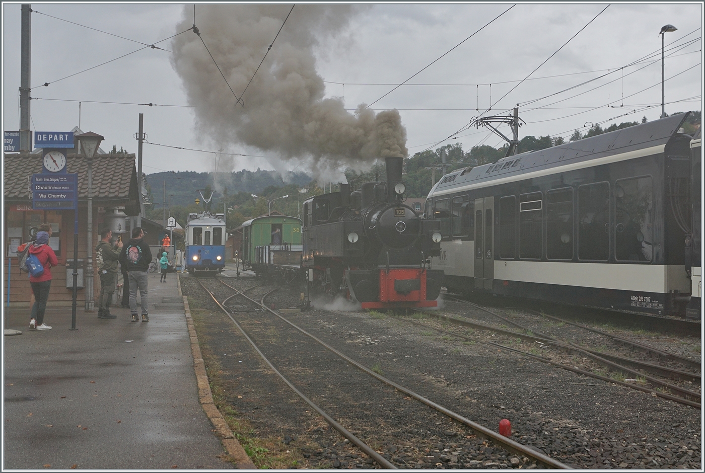 Les chemin de fer disparus - Die verschwundenen Bahnen (Zell - Todtnau 1889 1967) - Die SEG G 2x 2/2 105 der Blonay - Chamby Bahn verlässt mit ihrem Güterzug 10573 Blonay in Richtung Chamby. Da der Zug einige Minuten in Blonay stand und der von einem Tiefdruckgebiet verursachte Wind Westen kam, trübte die gute alte Dampflokromantik den Bahnhof von Blonay regelrecht ein, wie man unschwer erkenn kann.

13. September 2025 
