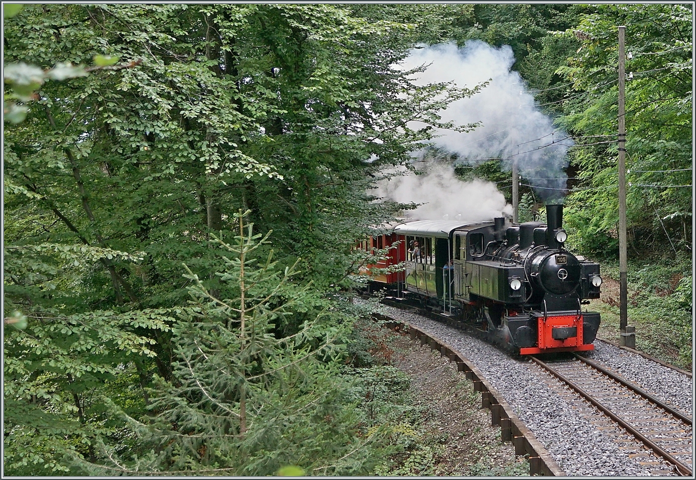 Les chemins de fer disparus - Die verschwundenen Bahnen (Zell - Todtnau 1889 1967) - Die SEG G 2x 2/2 105 der Blonay - Chamby Bahn ist mit ihrem Personenzug 10557 von Blonay nach Chaulin kurz vor dem Baye da Clarens Viadukt angekommen. 

13. Sept. 2025