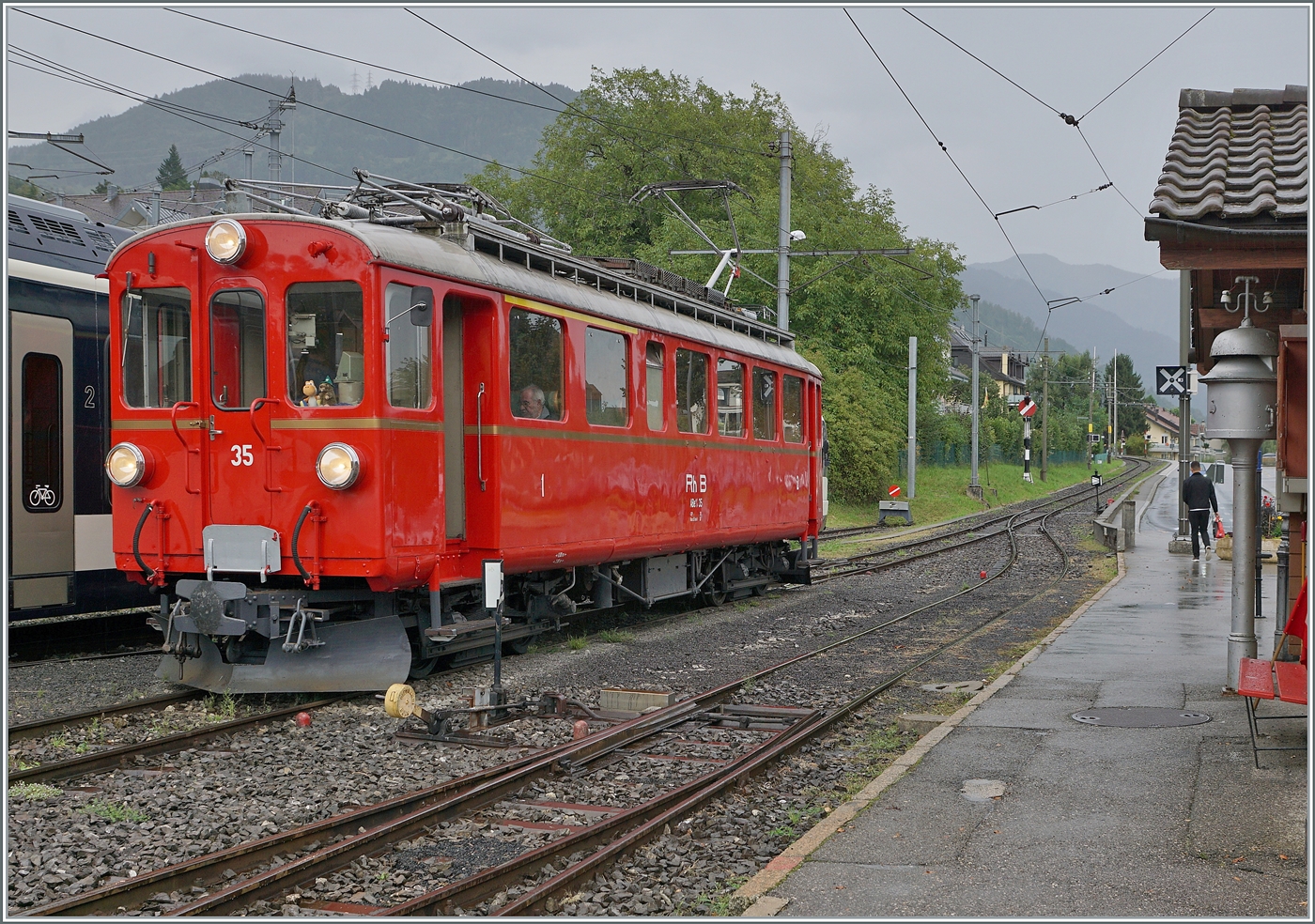 Les chemins de fer disparus - Die verschwundenen Bahnen (RhB Bellinzona -Mesoco 1907 - 2016) - wenn auch der RhB Bernina Bahn ABe 4/4 I 35 wohl nie im Misox im Einsatz war, erinnert der RhB Bernina Bahn ABe 4/4 I 35 an die verschwundene Strecke im Misox. Das Bild zeigt den RhB Bernina Bahn ABe 4/4 I 35 der Blonay Chamby Bahn bei einer kurzen Pause in Blonay. 

13. September 2025