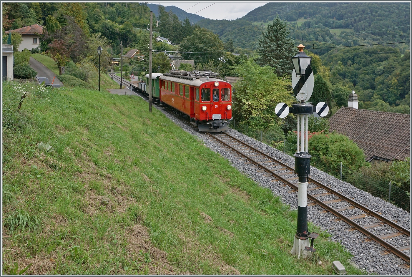 Les chemins de fer disparus - Die verschwundenen Bahnen (RhB Bellinzona -Mesoco 1907 - 2016) - wenn auch der RhB Bernina Bahn ABe 4/4 I 35 wohl nie im Misox im Einsatz war, erinnert der RhB Bernina Bahn ABe 4/4 I 35 an die verschwundene Strecke im Misox. Das Bild zeigt den RhB Bernina Bahn ABe 4/4 I 35 der Blonay Chamby Bahn mit einem Güterzug 3562 beim Einfahrsignal von Blonay auf dem Weg nach Blonay.

13. September 2025