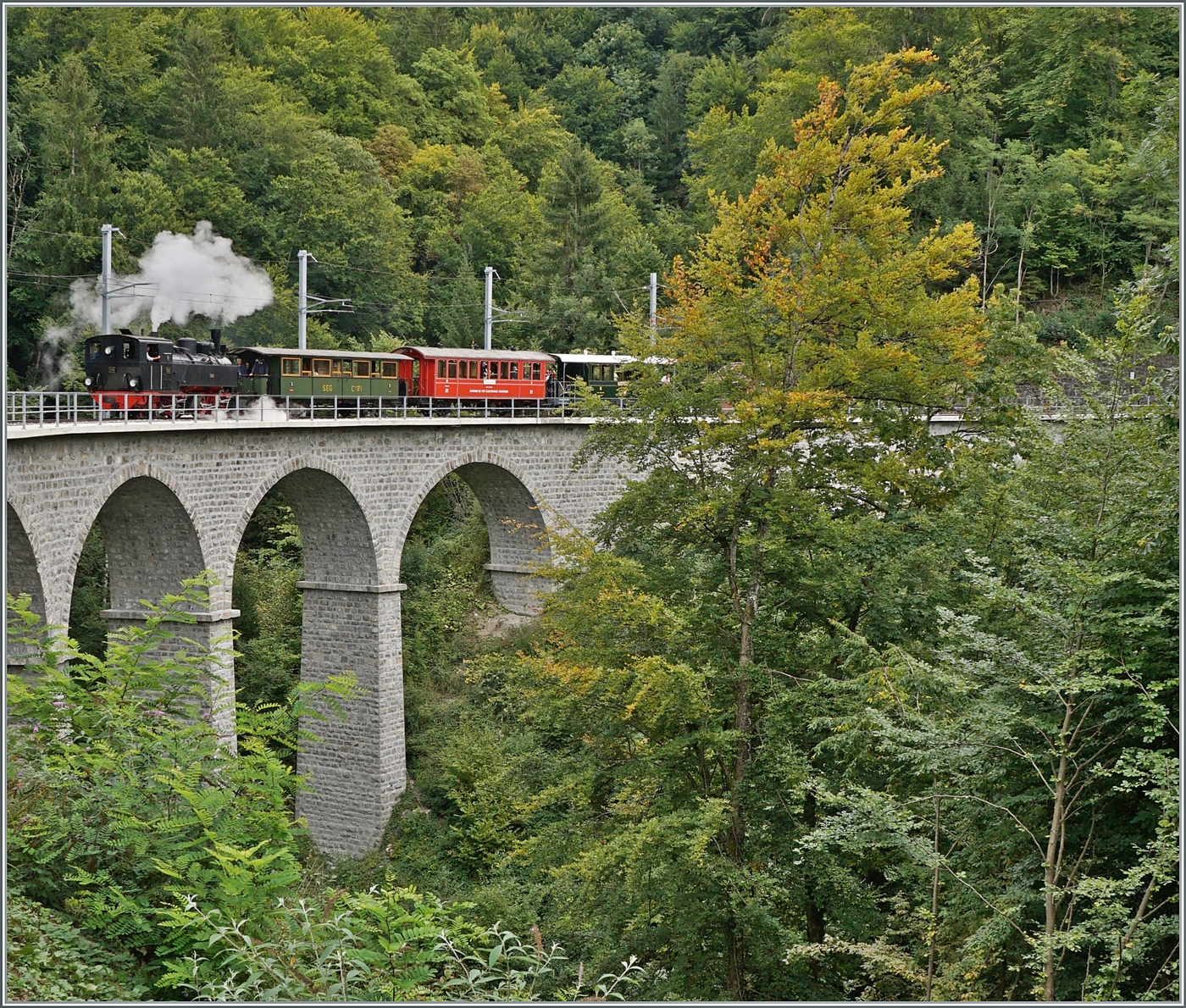 Les chemins de fer disparus - Die verschwundenen Bahnen (Zell - Todtnau 1889 - 1967) - Die SEG G 2x 2/2 105 der Blonay - Chamby Bahn fährt mit ihrem Dampfzug von Chaulin nach Blonay über den neu renovierten Baye de Clarens Viadukt. 

13. September 2025