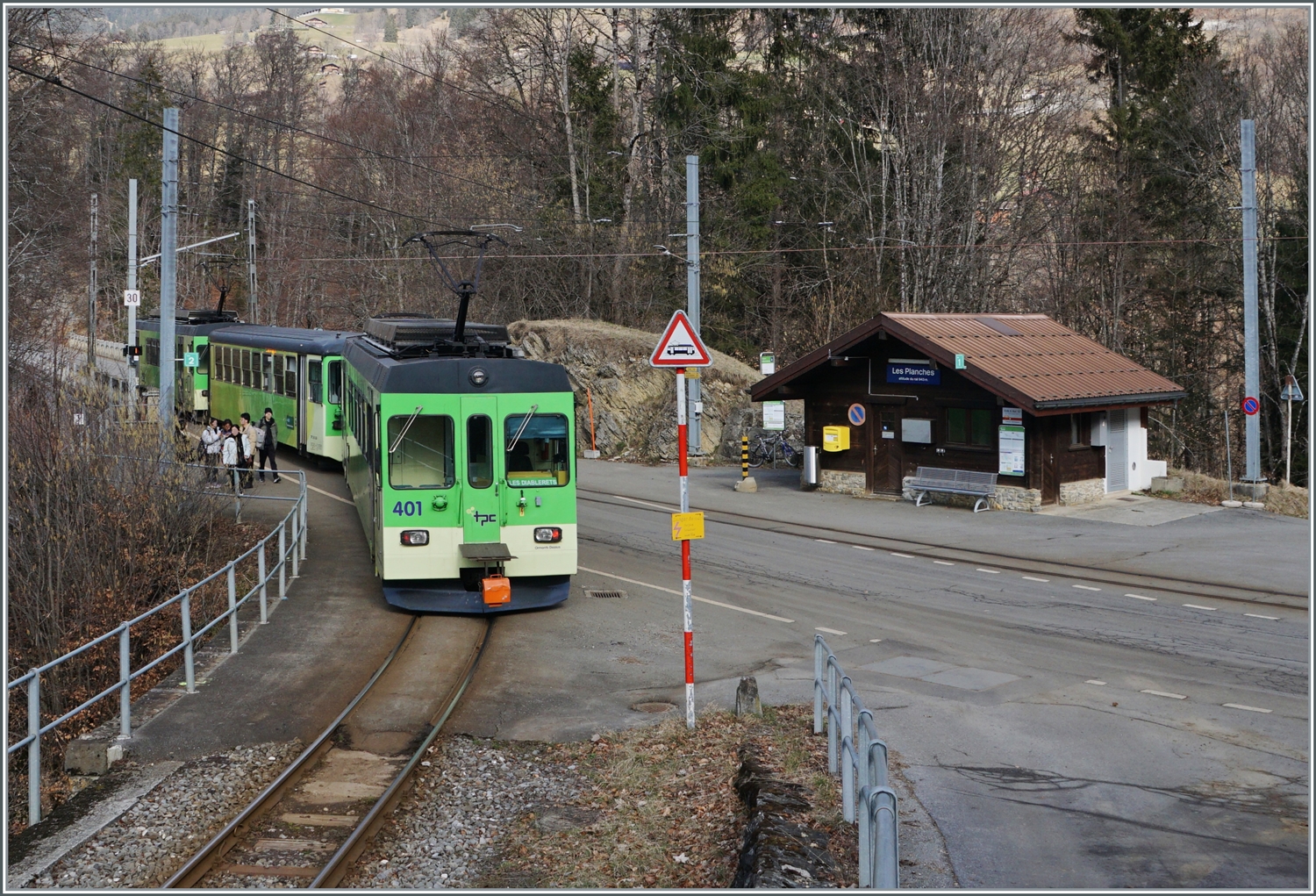 Les Planches (Aigle) - Halt auf Verlangen. Den nutzte eine Gruppe Touristen, der Zug kam zum stehen und ich zu einem unverhofften Bild. Der TPC ASD BDe 4/4 404 mit Bt (ex BLT) und dem BDe 4/4 404 beim Bedarfshalt in Les Planches (Aigle). Der Zug ist als Regio 71 440 auf der Fahrt von Aigle nach Les Diablerets.

17. Februar 2024