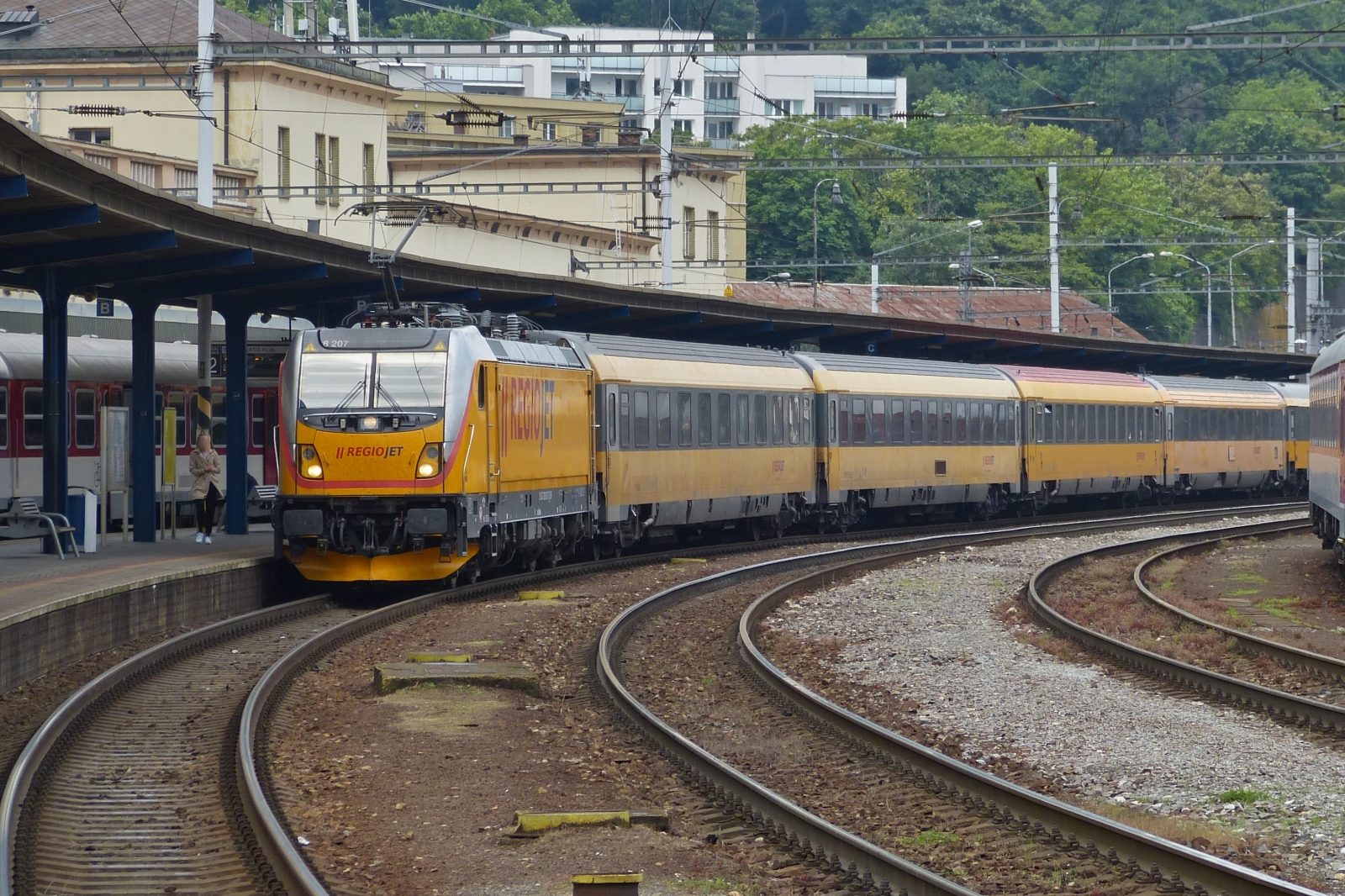 Lok 91 54 7 388 207-3 CZ-RJP von RegioJet fhrt mit ihrem Zug in den Bahnhof Bratislava ein. 05.06.2023