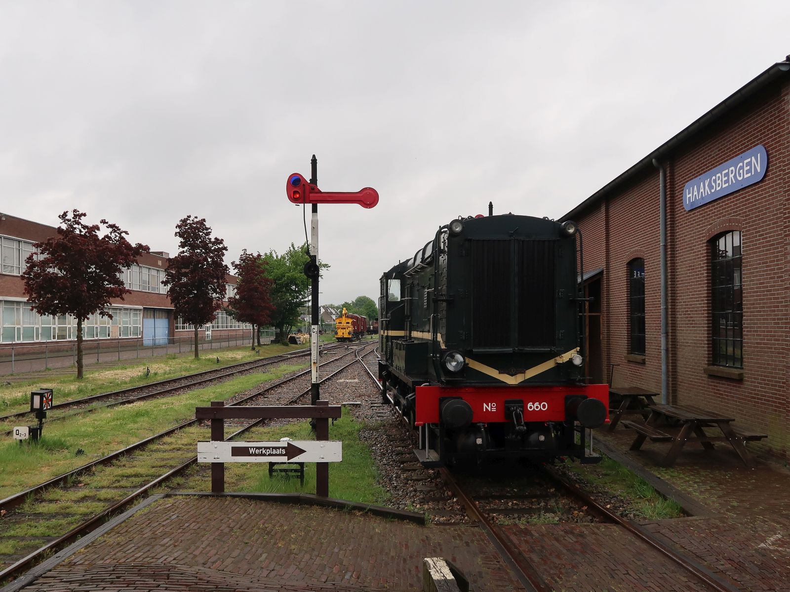 MBS (Museum Buurtspoorweg) Diesellokomotive Nummer 20 ex-NS 660 Baujahr 1956 Bahnhof Haaksbergen 05-05-2024.

MBS (Museum Buurtspoorweg) diesellocomotief nummer 20 ex-NS 660 bouwjaar 1956 station Haaksbergen 05-05-2024.