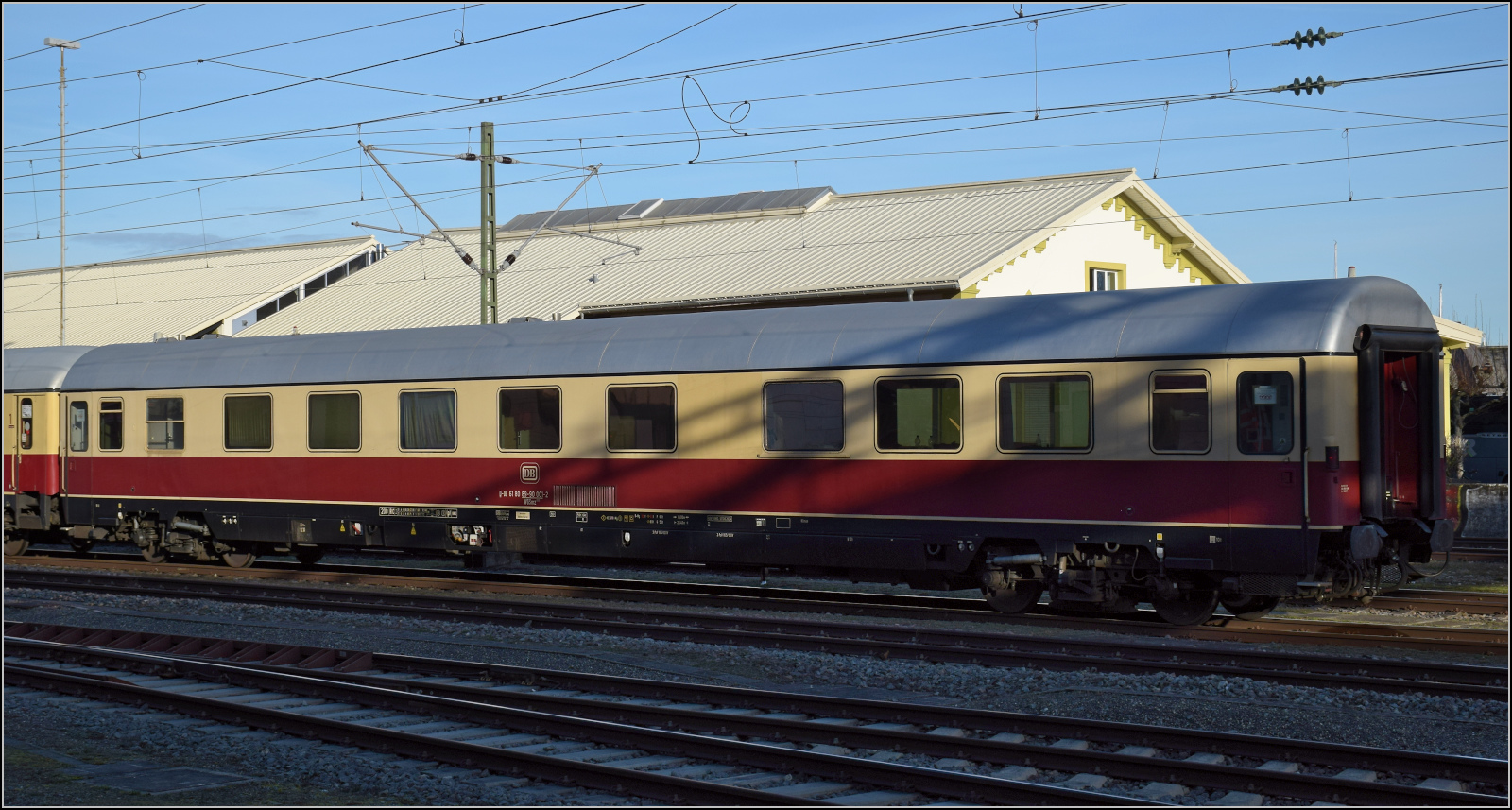 Mein erstes Konstanzer Date mit einer Blondine und ihrem Anhang.

Ein weiterer Aussenseiter im Zugverband ist Wagen 11, ein WGSmz 853, 61 80 89-90 001-2. Dieser Wagen war der Salonwagen von Helmut Schmidt, mit dem er unter anderem eine DDR-Reise unternahm. November 2025.