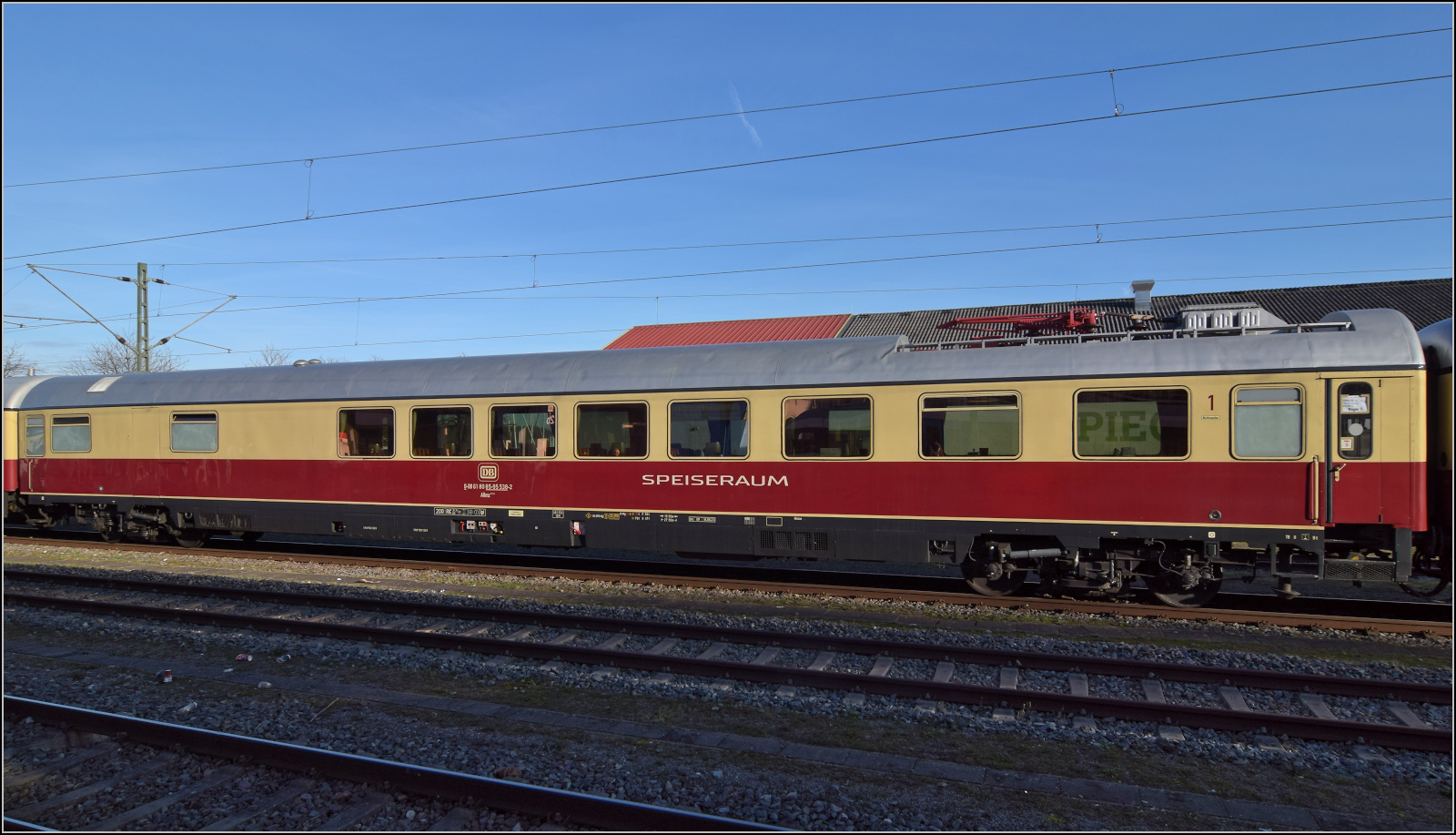 Mein erstes Konstanzer Date mit einer Blondine.

Wagen 5 ist ein ARmz 211.0, 61 80 85-95 538-2. Speiseraum ist angeschrieben. Diese Wagen sind mit 27,5 m besonders lang und wurden nach Entgleisungen im baustellenbeengten Stuttgart schnell abgestellt. Ursprünglich war der Wagen rot und blau wegen der drei Erstklassabteile lackiert, was ihm den Spitznamen Kakadu einbrachte. Wegen der verlängerten TEE-Abteile könnte man ihn eigentlich den vm-Wagen zuordnen. November 2025.