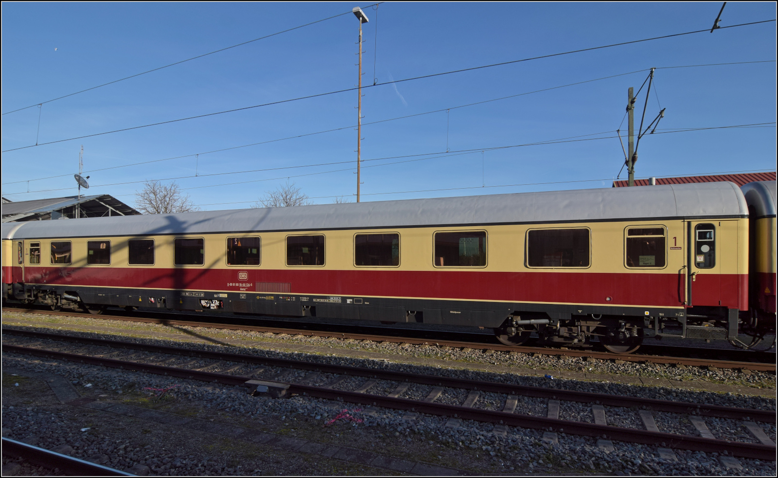 Mein erstes Konstanzer Date mit einer Blondine und ihrem Anhang.

Wagen 4 ist ein Avmz 111.1, 61 80 19-90 134-6. Das v steht für vergrößerte Abteile. Zusammen mit Klimatisierung entspricht dies dem UIC-Z1-Standard. Diese Wagen  waren das Rückgrat des internationalen TEE-Verkehrs bei DB-Beteiligung. November 2025.