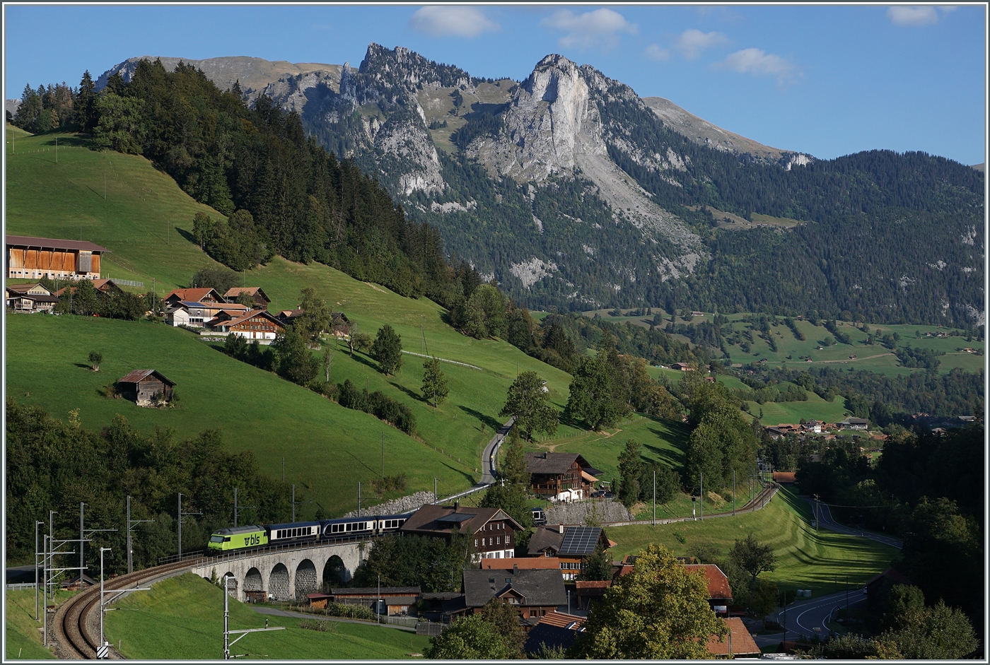 Mit der BLS Re 465 014 ist der GoldenPass Express bei Garstatt auf dem Weg nach Interlaken Ost. 

29. Sept. 2023