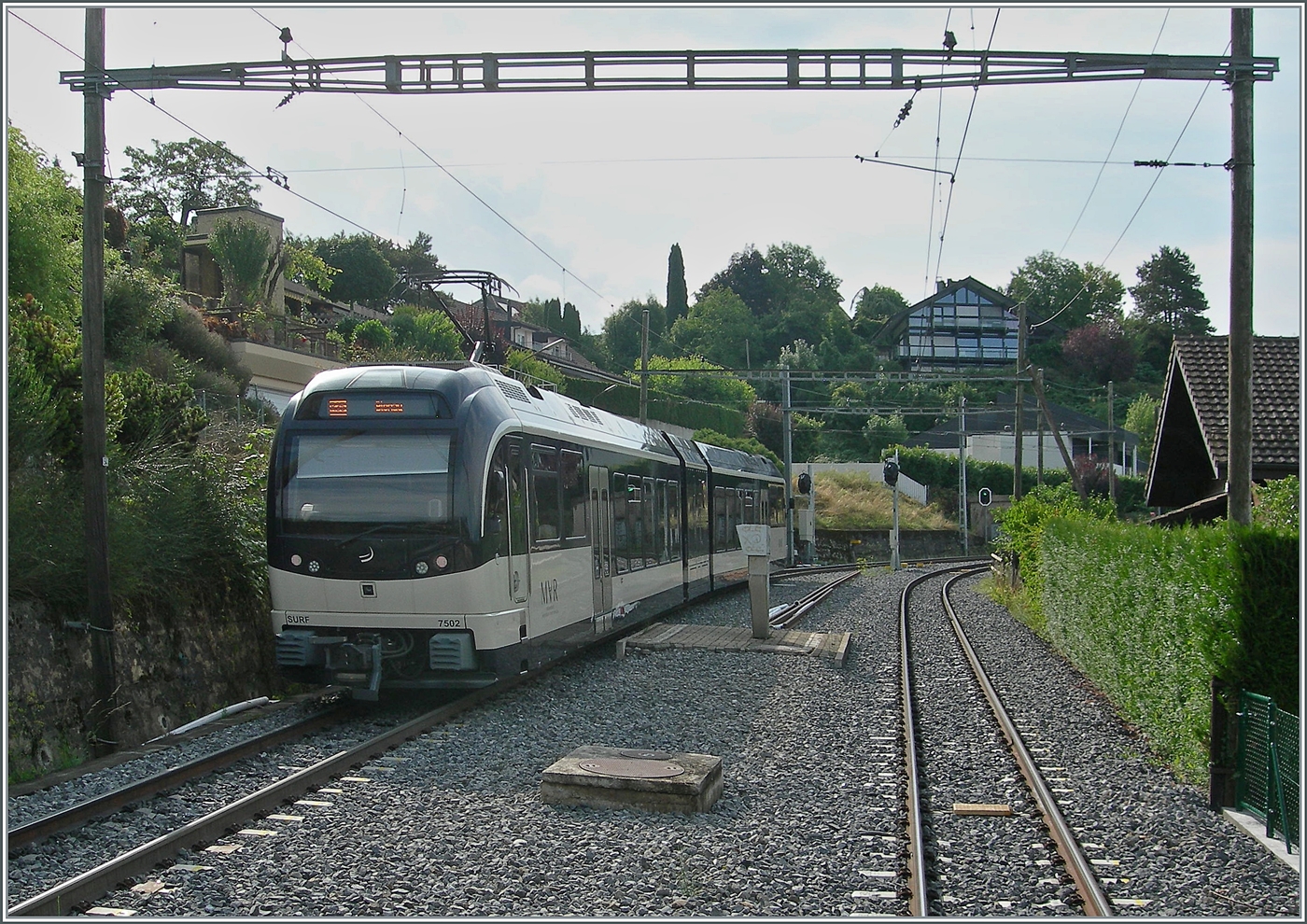 Mit dem Dampfzug zur Arbeit! Diese Vergnügen hatte ich am letzten Sonntag im Juli. Dabei konnte ich von der Platform meines Wagens in der ehemaligen Statin Clies den hier kreuzenden CEV MVR ABeh 2/6 7502  Blonay  auf dem Weg von Vevey nach Blonay fotografieren.

27. Juli 2025