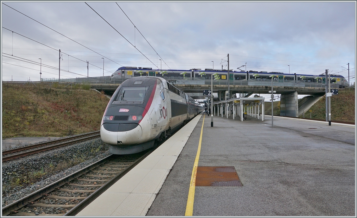 Mit dem neuen Fahrplan ab Mitte Dezember 2025 wird dieses typische Meroux/Belfort-Montbéliard TGV Sujet weniger einfach zu verwirklichen sein, denn die SNCF Züge der 16 Zugspaare pro Tag werden in Meroux kreuzen und nur noch etwa acht Minuten Aufenthalt haben, es braucht also ziemlich viel Glück, dass in diesen acht Minuten gerade ein TGV kommt. Zum Bild: In Meroux steht der als MOBIGO TER 895055 um 10:10 angekommene SNCF Coradia Polyvalent Régiolis 51629M. Der Zug wird um 11:03 als MOBOGO TER 895054 nach Belfort zurückfahren. Im TGV Bahnhof von Belfort Montbéliar TGV ist der SNCF inOiu TGV 9877 von Strasbourg nach Marseille St-Charles angekommen, der Zug wird mit dem Rame 825 geführt. 

3. November 2025 