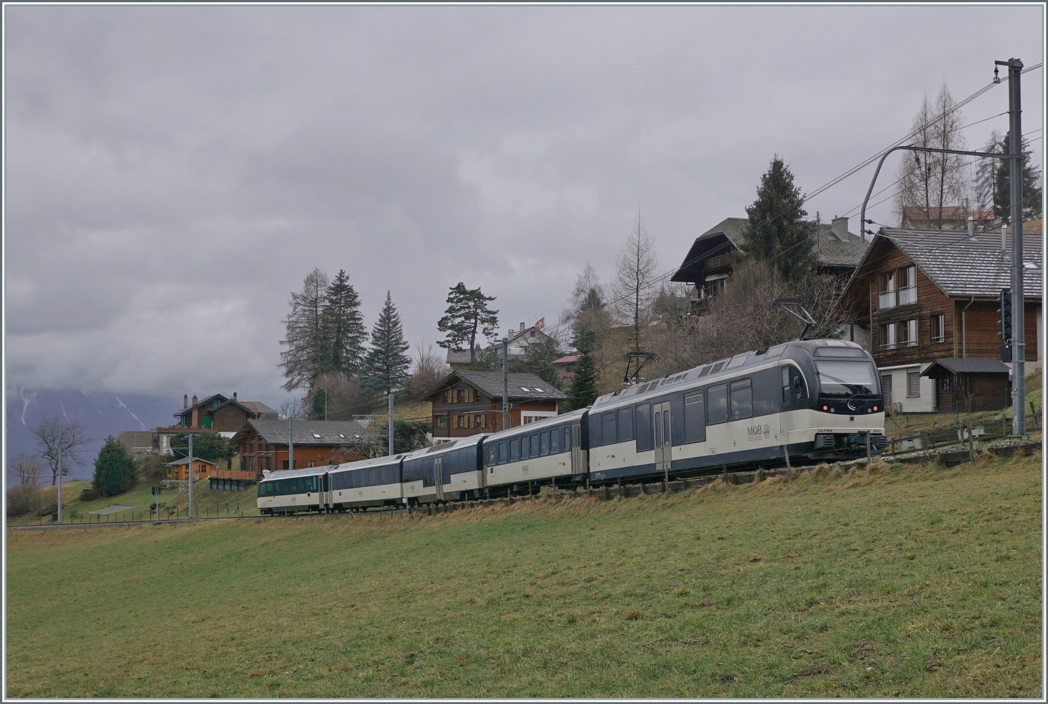 Mit dem Steuerwagen Ast 116 voraus ist der MOB Be 4/4 9203  Alpina  bei Les Avants als Regionalzug von Zweisimmen nach Montreux unterwegs.

6. Jan. 2024