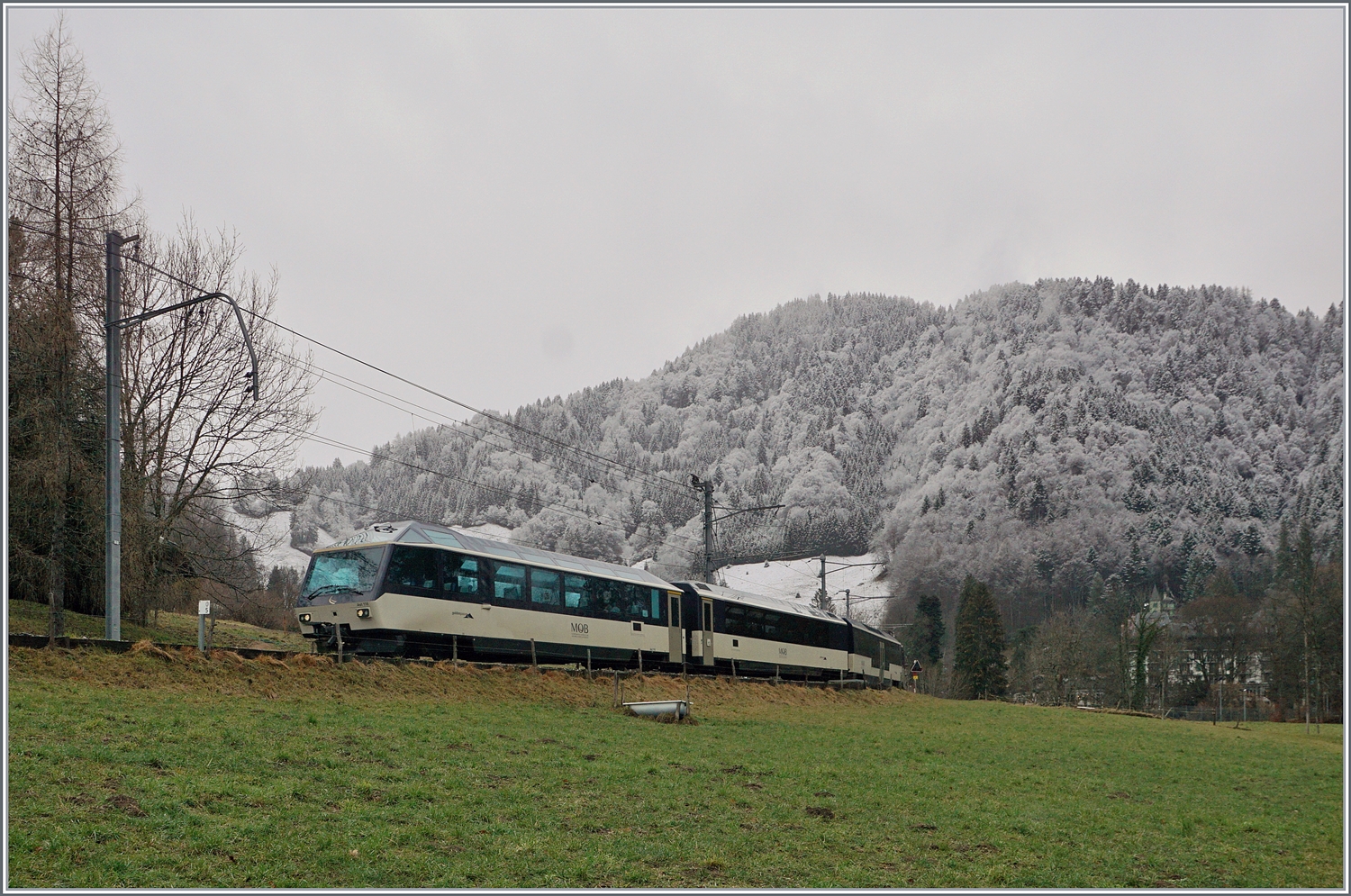 Mit dem Steuerwagen Ast 116 voraus ist der MOB Be 4/4 9203  Alpina  bei Les Avants als Regionalzug von Zweisimmen nach Montreux unterwegs. 

6. Jan. 2024