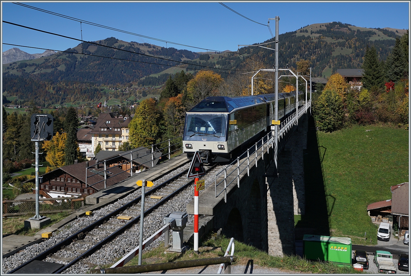 Mit dem Steuerwagen Ast 117 am Schluss fährt der MOB PE30 2216 auf der Fahrt von Montreux nah Zweisimmen über die Grubenbach Brücke bei Gstaad.

13. Okt. 2025 