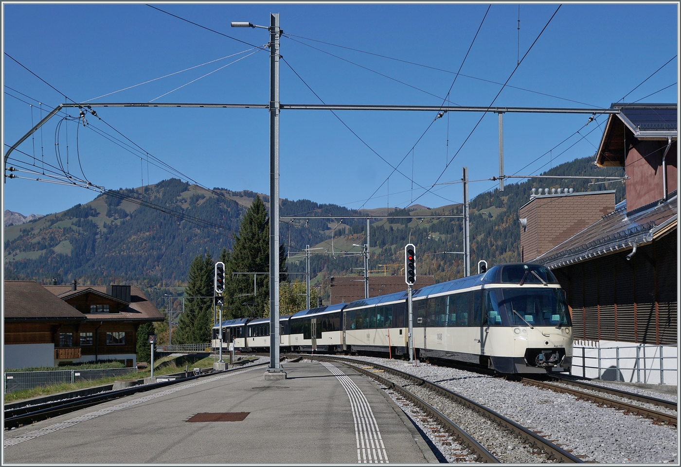 Mit dem Steuerwagen Ast 151 an der Spitze erreicht der PE 30 2218 den Bahnhof von Gstaad. 
Der Zug ist auf der Fahr von Montreux nach Zweisimmen. 

13. Okt. 2025