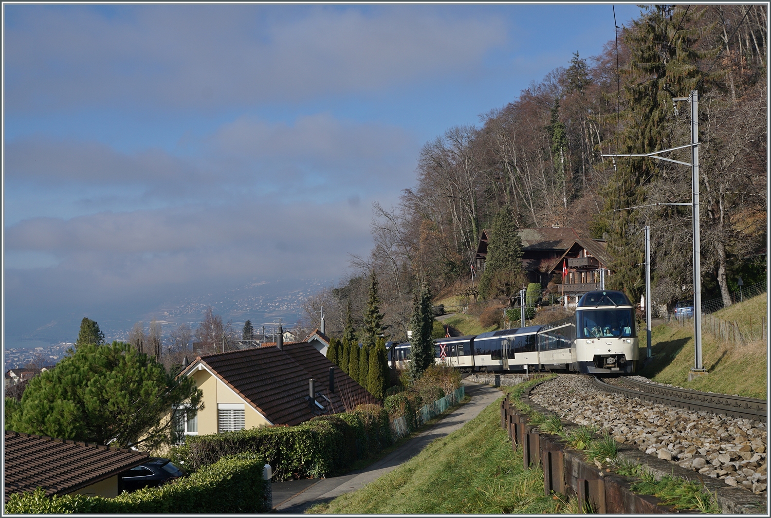 Mit dem Steuerwagen Ast 152 an der Spitze ist ein MOB Regional-Zug bei Chernex auf dem Weg von Montreux nach Zweisimmen. 

17. Dez. 2023 