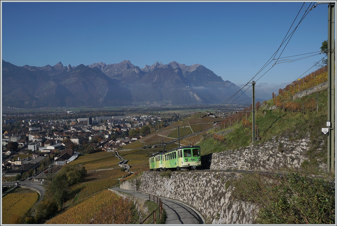 Mit dem TPC A-L Bt an der Spitze und dem schiebenden TPC A-L BDeh 4/4 310 erklimmt der R 70 336 die Steigung vom Tal hinauf in Richtung Leysin Grand-Hôtel.
Links unten ist die Station Aigle Dépôt A-L zu erkennen. 


2. November 2024