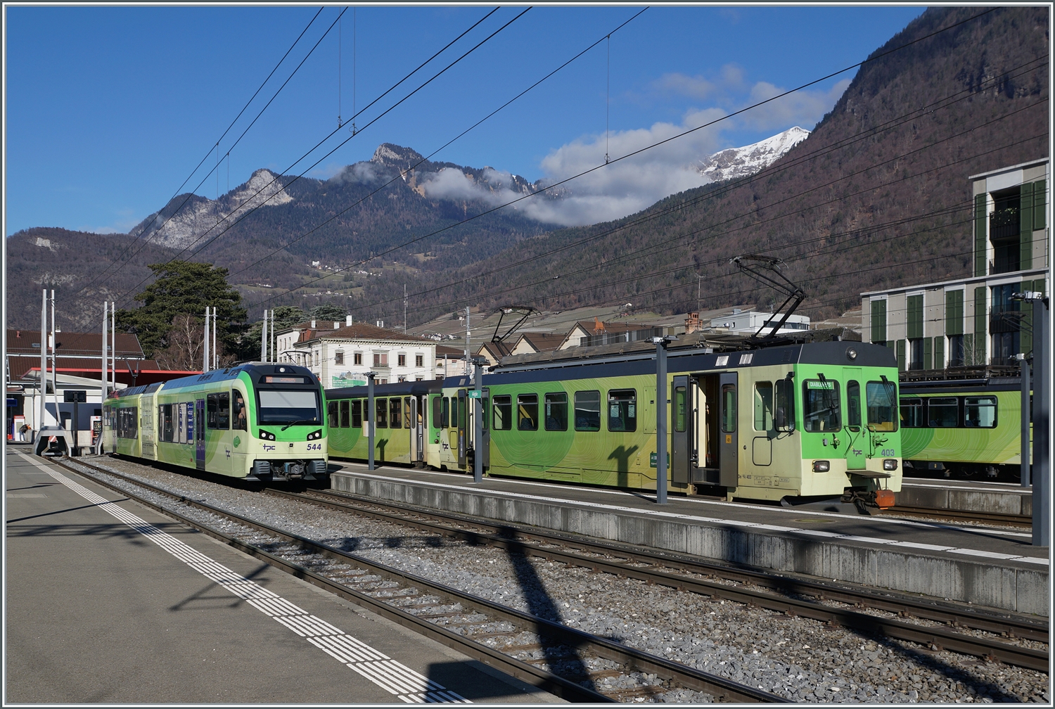 Mit dem TPC ASD BDe 4/4 403 wartet ein Regionalzug nach Les Diablerets in Aigle auf die Abfahrt.

27. Jan. 2024