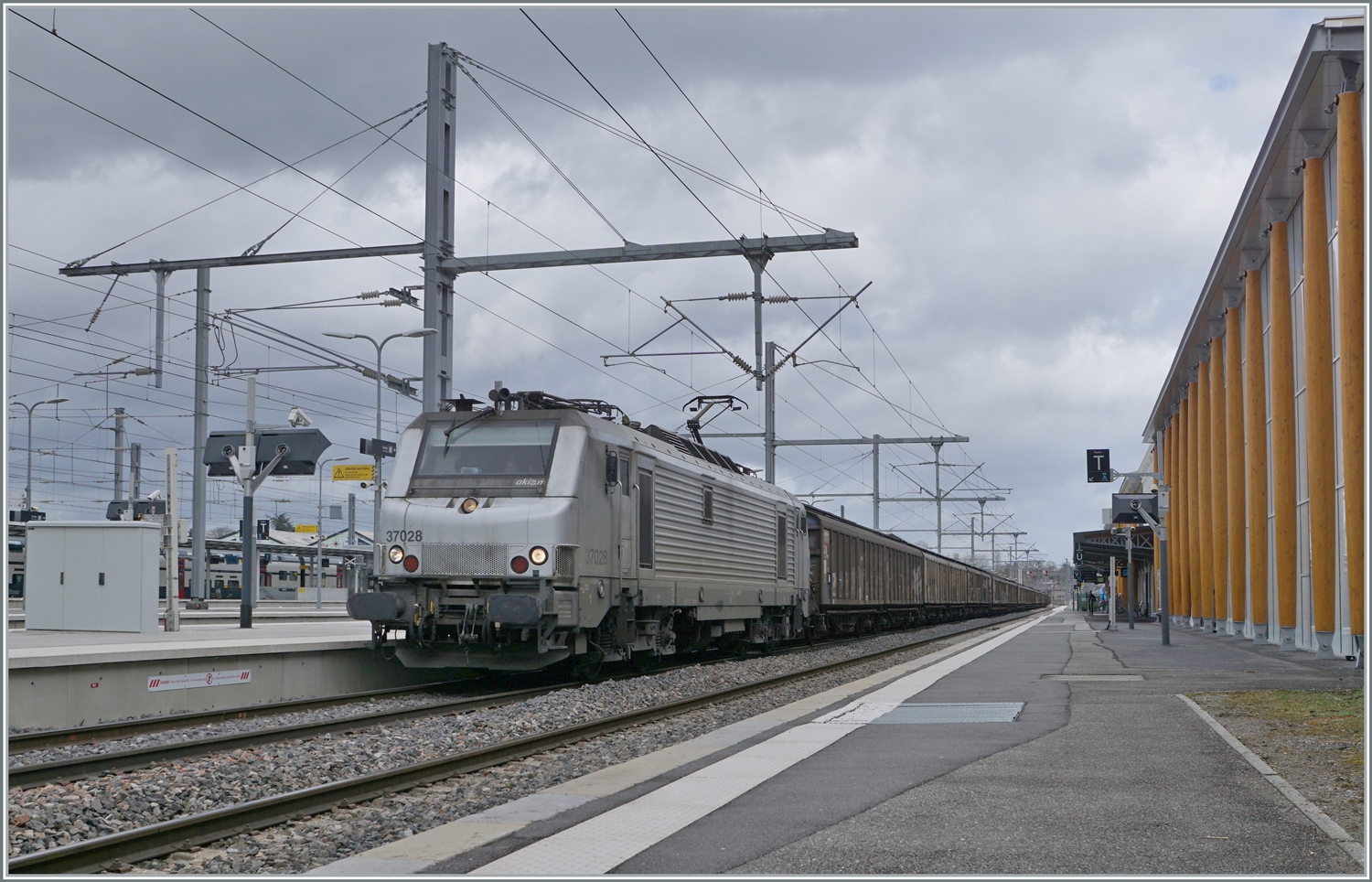 Mit einem sehr langen Mineralwasserzug sind die beiden akiem BB 37028 an der Spitze und BB 27169 am Schluss in Annemasse auf dem Weg in Richtung Bellegarde.

10. M�rz 2023