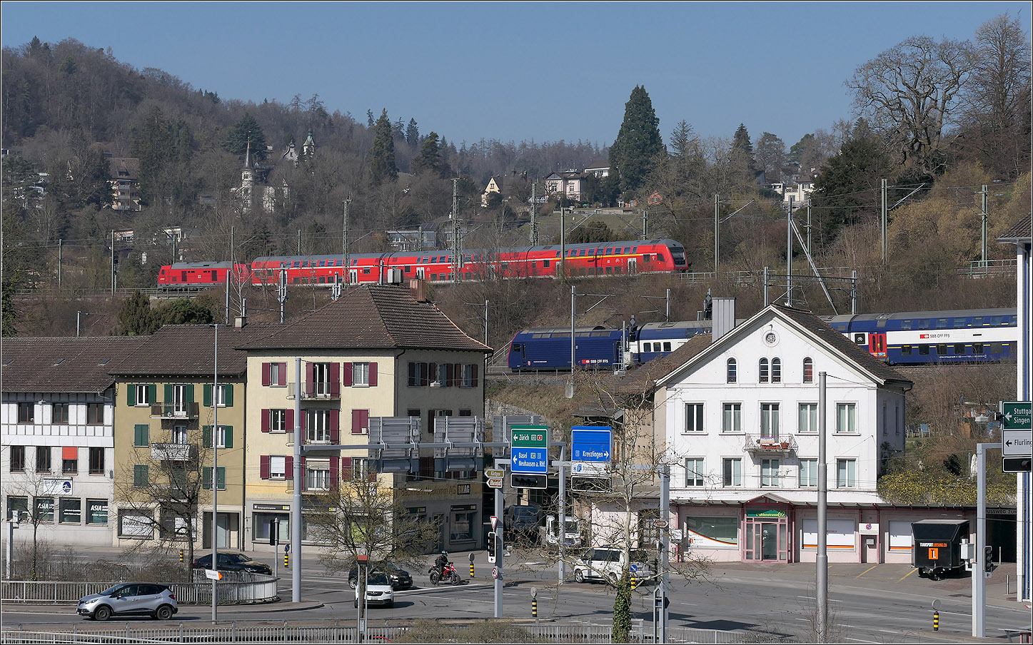 Mit Olli auf Motivsuche in Schaffhausen - 

Zwei Dostos doppelstöckig unterwegs westlich von Schaffhausen. Oben DB nach Basel und unten eine S9 der Züricher S-Bahn kurz vor ihrem Endbahnhof in Schaffhausen.

09.10.2025 