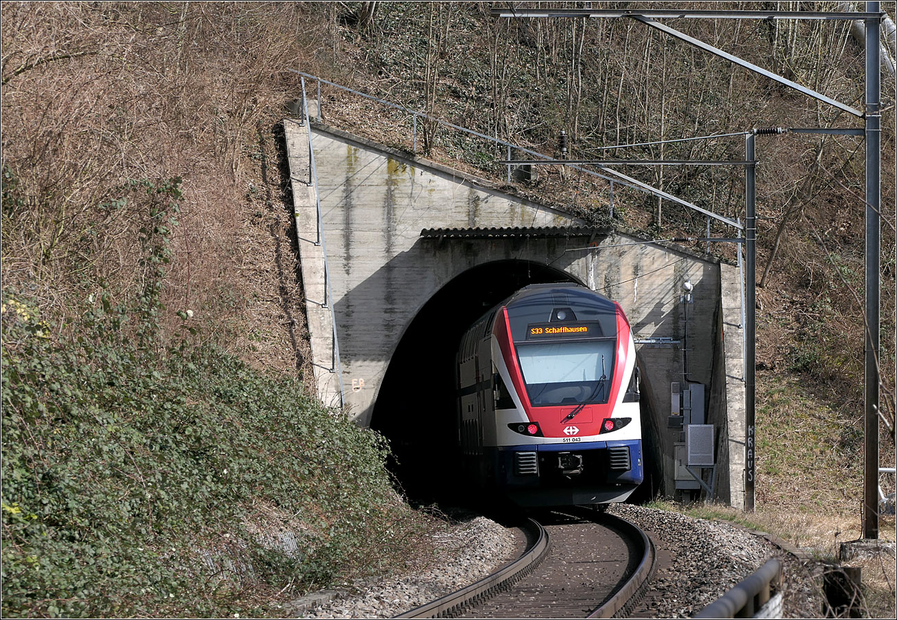 Mit Olli auf Motivsuche in Schaffhausen (bzw. Neuhausen) 

Nach Querung des Rheines oberhalb des Wasserfalls verschwindet 511 043 im nächsten kurzen Tunnel, auf dessen anderen Seite dann bald der Bahnhof Neuhausen erreicht wird.

09.03.2025 (M)


