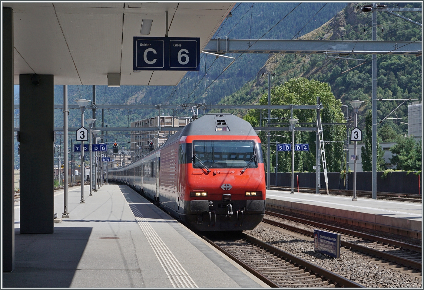 Mit einer SBB Re 460 an der Spitze erreicht ein IR 90 von Brig nach Genève Aéroport den Bahnhof von Visp. 

8. Aug. 2024
