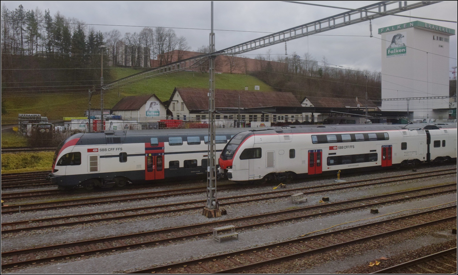 Mittlerweile haben die ersten RABe 512 den Weg zur SBB gefunden, aber noch nicht auf die Webseite hier. Da ich heute gleich drei im Güterbahnhof Schaffhausen vorfand, mal noch schnell einen Endwagen-Vergleich von RABe 511 mit RABe 512 001 durchs Zugfenster mit hoffentlich gerade noch annehmbarer Bildqualität. Dezember 2022.