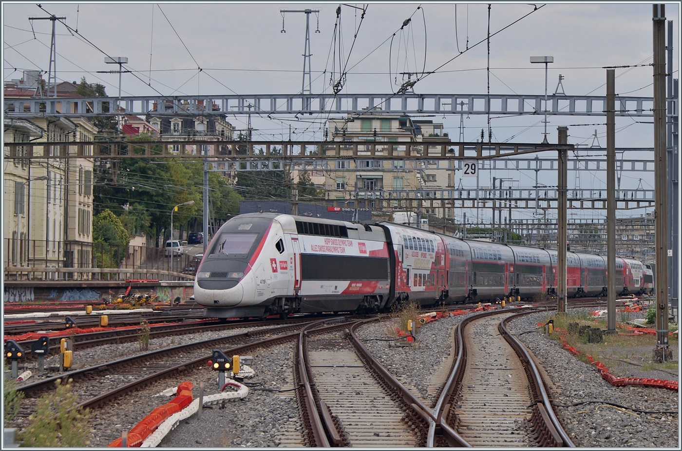 Nach der Ankunft in Lausanne von Paris Gare de Lyon verschwand der TGV Lyria Rame 4718 in der Abstellanlage und wird hier nun für den TGV Lausanne - Paris (via Genève) bereitgestellt, wobei immerhin ein etwas besseres Bild des ganzen Zuges gelungen ist. 

2. Sept. 2024
