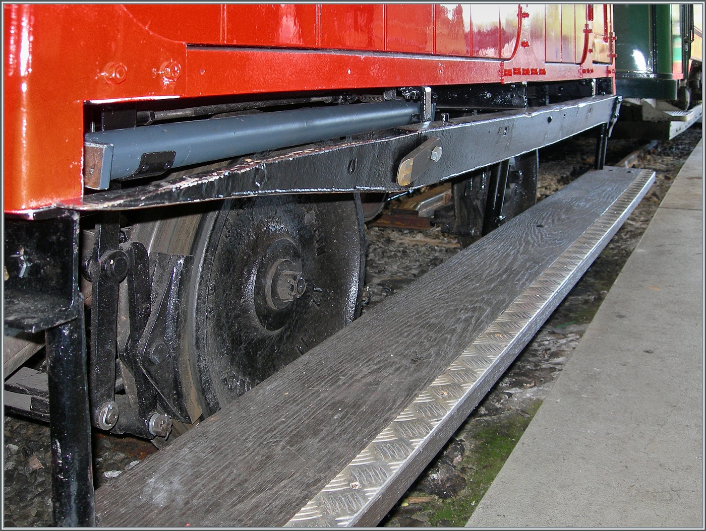 Nach dem Herbstevent  Autour de la voie ferrée / Rund um die eiserne Bahn  steht die Dm 2/2 N° 2 wieder im Museum von Chaulin und bietet Gelegenheit sie nochmals genau anzuschauen, insbesondere die demontierbare  Dreischeibe , welche dem  Biniou  erlaubt, freizügig die Strecke zu verlassen oder die Fahrtrichtung zu wechseln. Hier im Bild die eine Schiene der  Drehscheibe  von der Auffahrseite her aufgenommen. Die andere Schiene befindet sich auf der anderen, hier nicht zugänglichen Seite der Dm 2/2 N° 2 

21. Sept. 2024