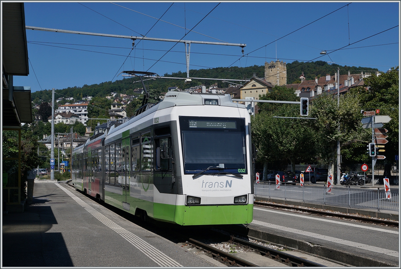 Nach einer kurzen Wendezeit verlsst der TransN Be 4/8 32 als Regionalzug R 15 Neuchtel Place Pury Littorail in Richtung Boudry.

7. August 2025