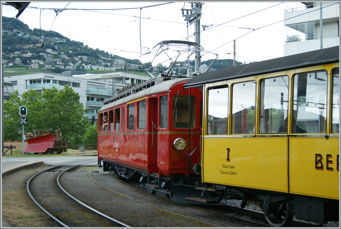 Nach der Revision ist der Bernina RhB ABe 4/4 N° 35 der Blonay Chamby Bahn wieder im Einsatz. Das Bild zeigt den Triebwagen bei seiner ersten Fahrt nach der Aufarbeitung mit den Riviera Belle Epoque Express beim Verlassen des Bahnhof von Vevey in Richtung Chaulin. 

30. Juni 2024