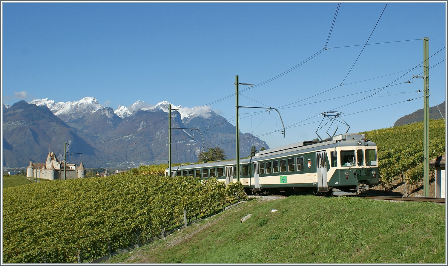 Nachdem sich zwei ASD Triebwagen etwas brüsk zu nahe kommen sind, fand die ASD mit dem LEB Be 4/4 N° 26 und Bt 151 eine Lösung, um die drei an Winterwochenende erforderlichen Umläufe abdecken zu können. Hier ist die LEB Garnitur als ASD Regionalzug 436 oberhalb von Aigle unterwegs.

21. Okt. 2010 