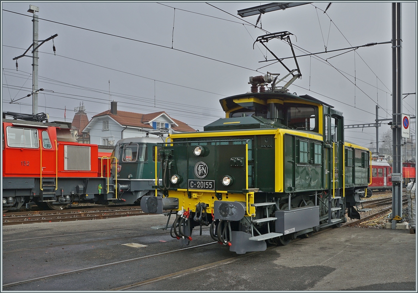 Nachdem die SNCF C 20155 UIC N° 97 85 1 932-0 (ex SBB Ee 3/3 II 1615, ex SNCF C 20155) des  Verein  Team C-20155  ihr Manöver in Balsthal erledigt hatte, stellte sie sich vor das Depot und konnte fotografiert werden. Später pendelte die herrlich hergerichtet Lok für Führerstandsfahrten zwischen Balsthal und Klus.

8. Nov. 2025