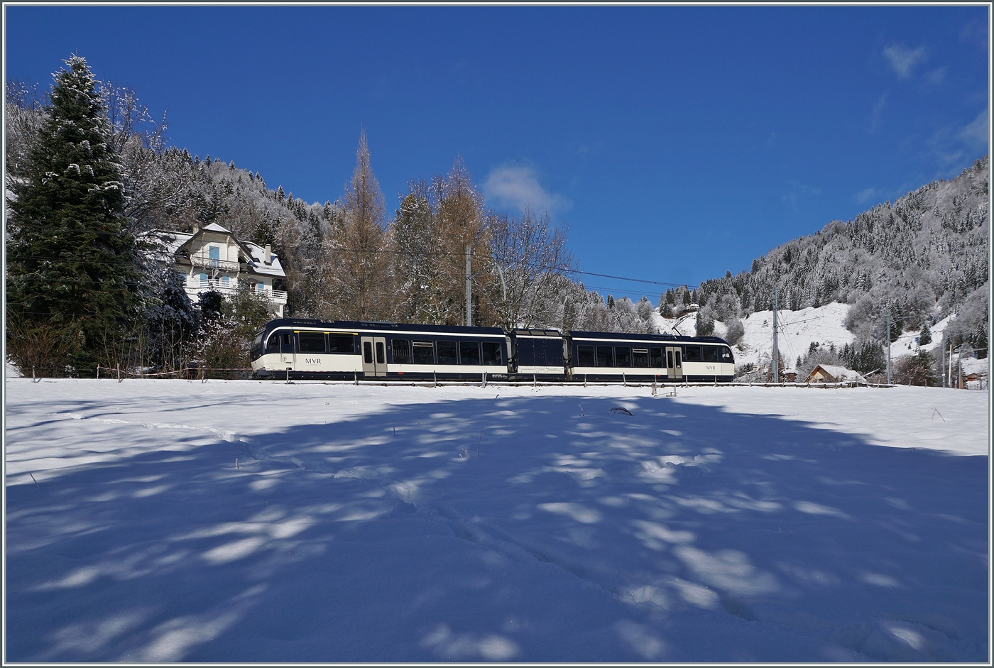 Neues Jahr, neuer Schnee - während der Nacht verwandelten ein paar Schneeflocken die Landschaft für eine kurze Moment in eine Winterwunderwelt... Bei Les Avants ist der CEV MVR ABeh 2/6 7507 als MOB R34 2315 auf dem Weg nach Montreux.


3. Jan. 2025