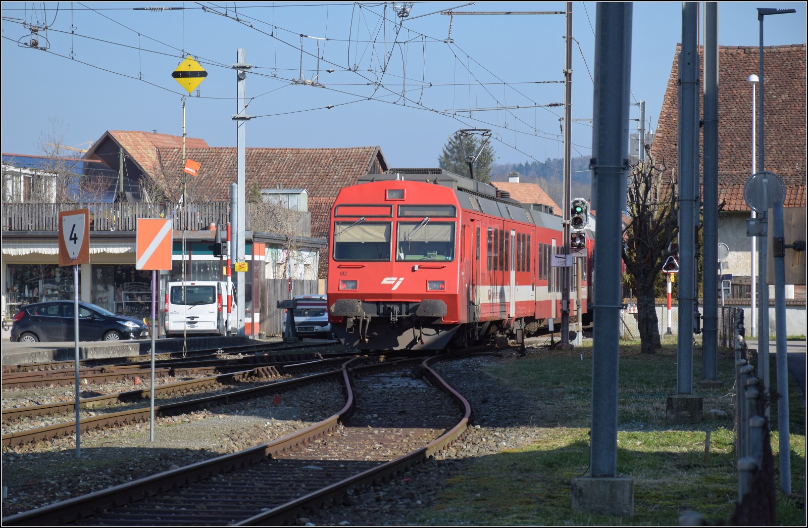 Noch ein bisschen Ajoie.

RABe 567 184 der CJ im  antiken  Bahnhof Alle. Februar 2023.