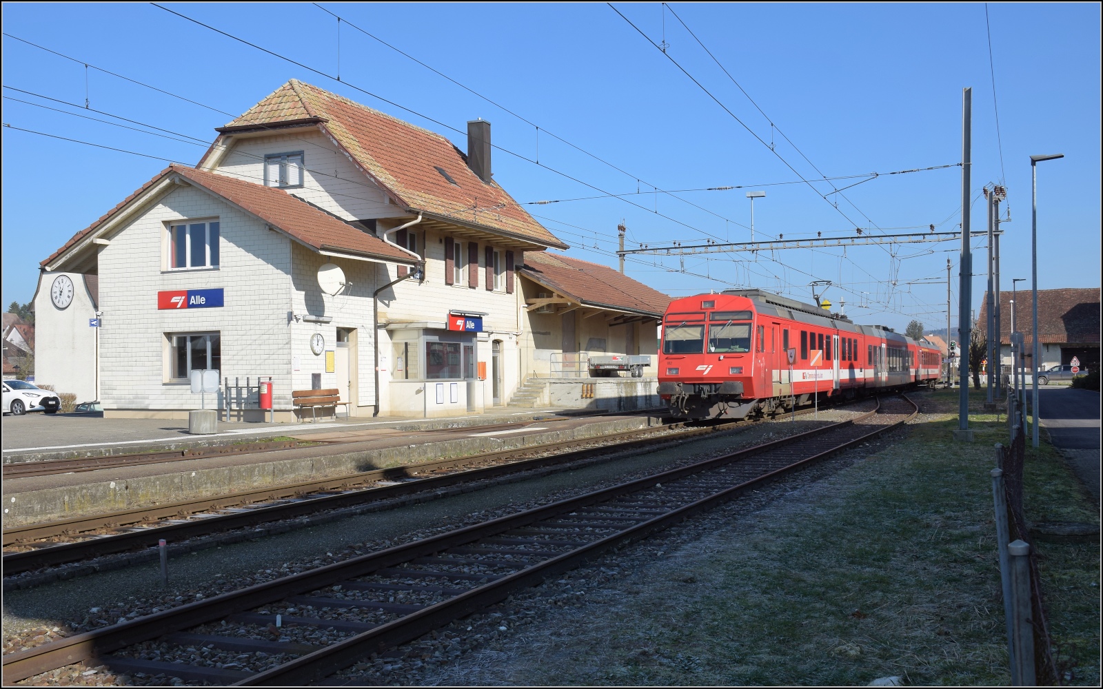 Noch ein bisschen Ajoie.

RABe 567 184 der CJ im  antiken  Bahnhof Alle. Februar 2023.